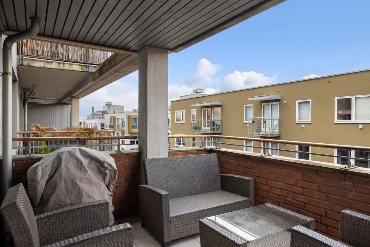 Dinbnb L 15min To C Station L Huge Social Space L Balcony Apartment *
