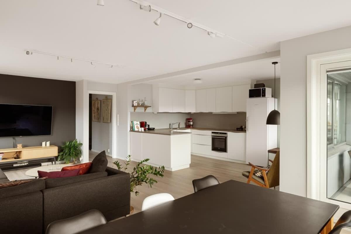 Lägenhet Dinbnb L 15min To C Station L Huge Social Space L Balcony Oslo